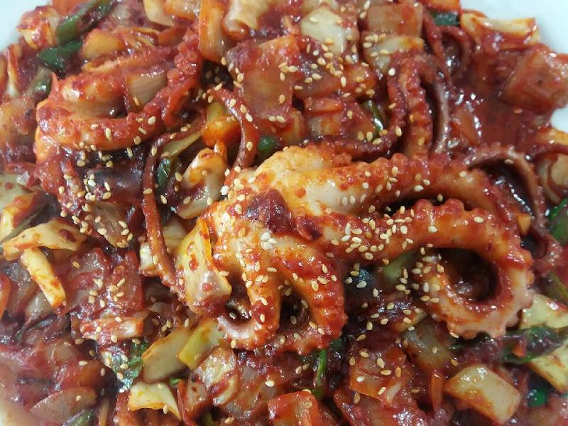 매콤한 양념이 입맛을 돋우는 낙지볶음