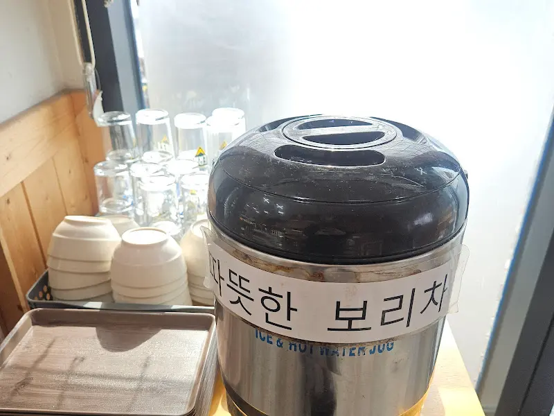 따뜻한 보리차가 준비된 모습