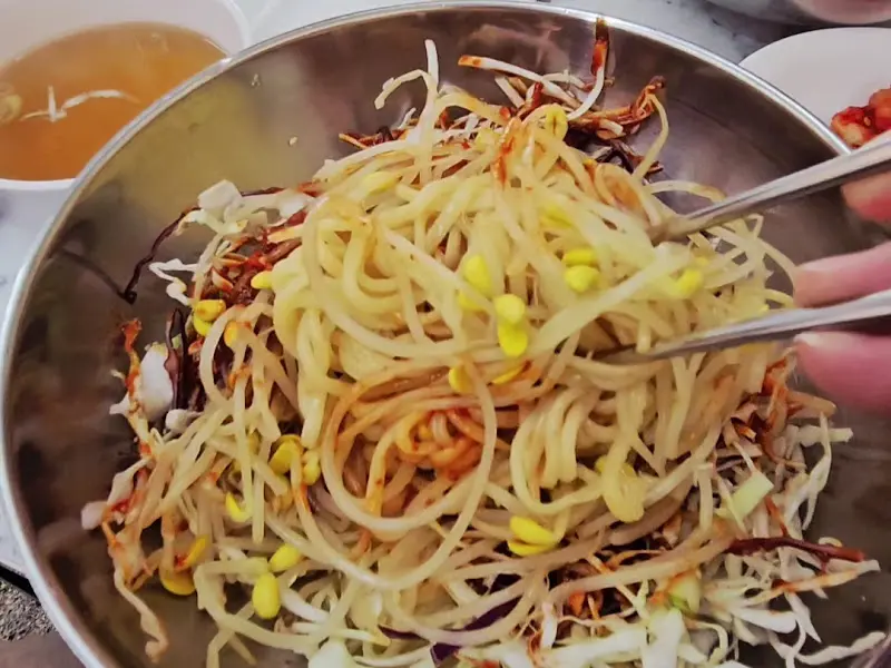 젓가락으로 쫄면을 비비는 모습