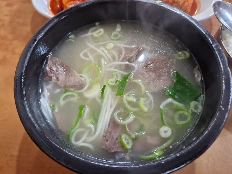 검은색 뚝배기에 담겨 김이 모락모락 나는 설렁탕