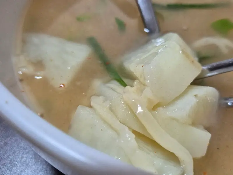 손칼국수 속 두툼한 감자