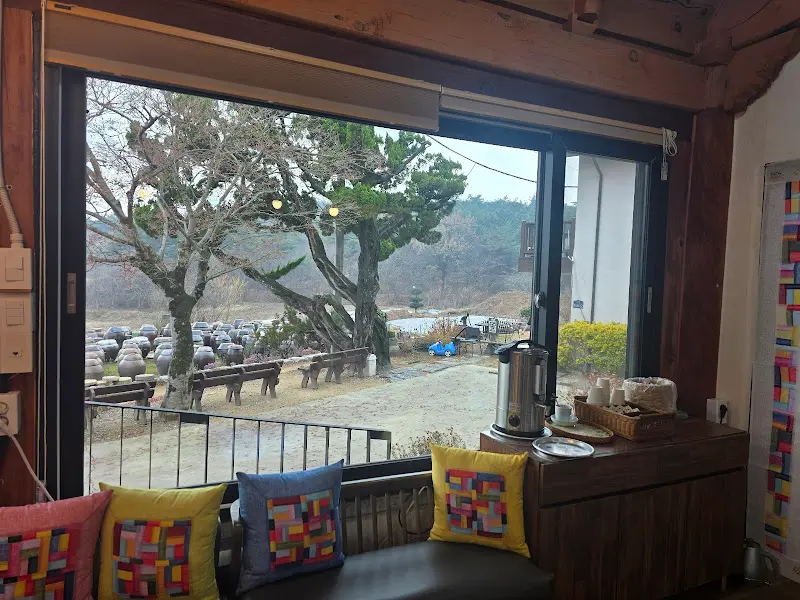 창밖으로 보이는 항아리 뷰