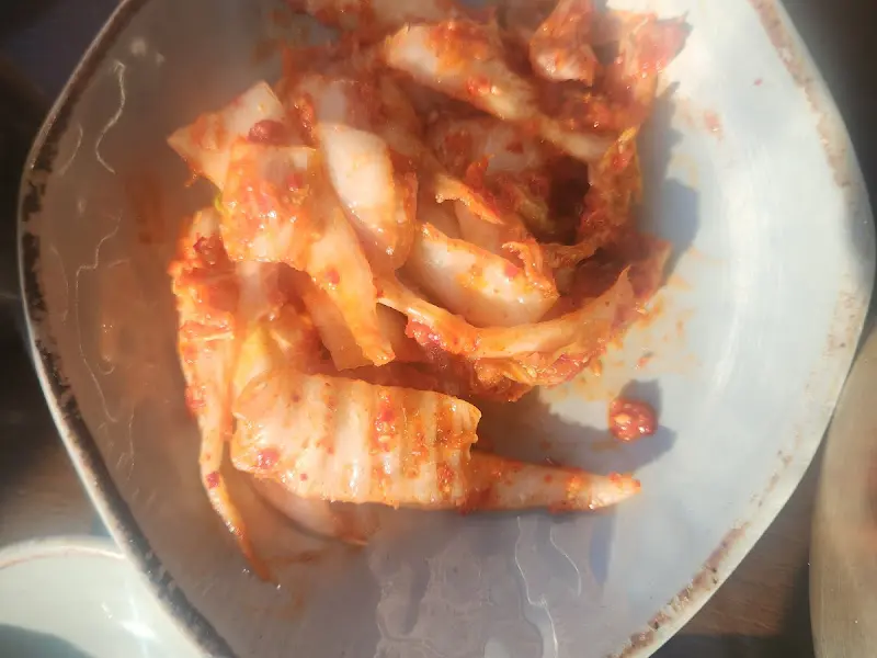 칼국수와 환상적인 궁합을 자랑하는 겉절이 김치