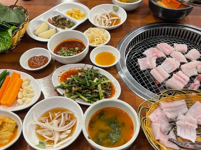 다채로운 밑반찬과 장어