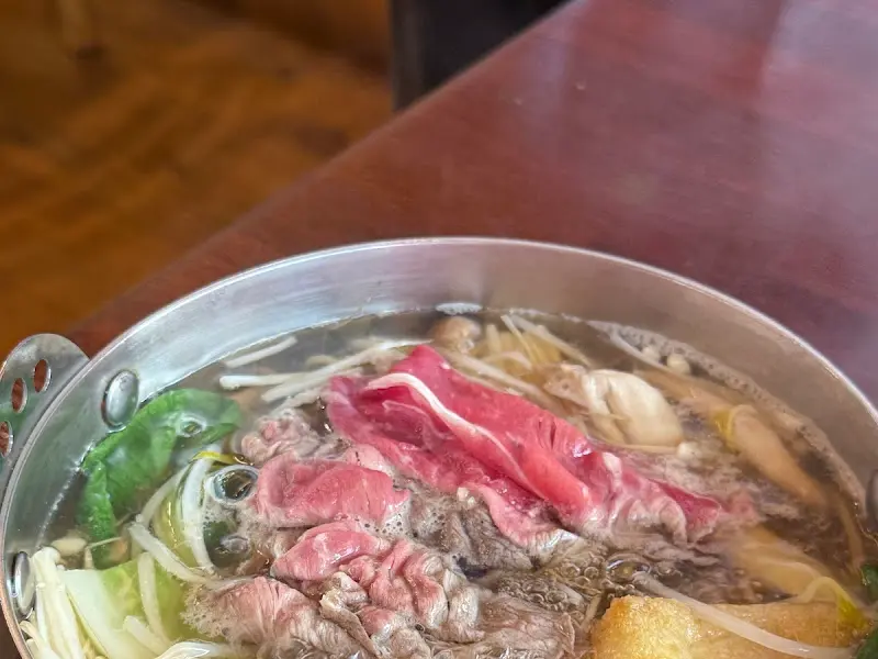 육수를 가득 머금은 샤브샤브 재료