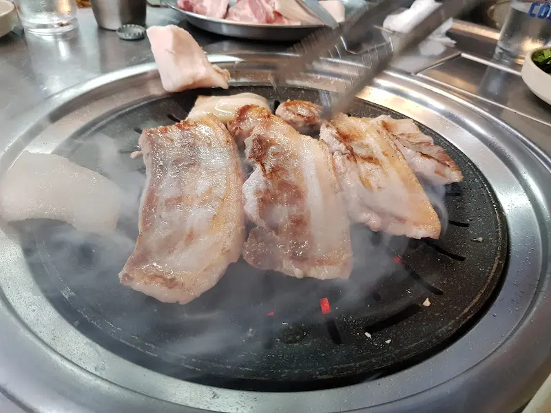 숯불 위에서 익어가는 삼겹살