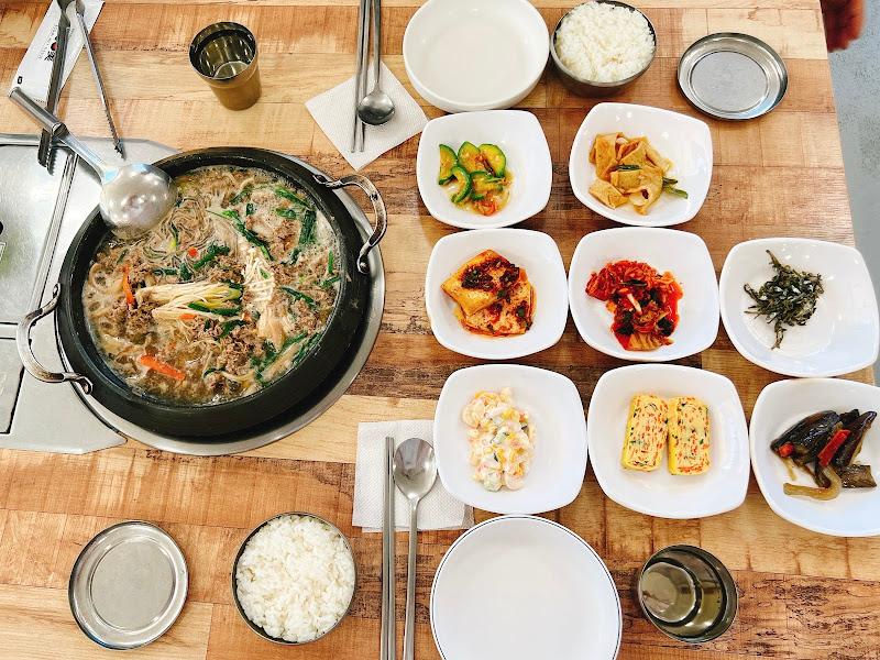 다채로운 밑반찬과 메인 요리