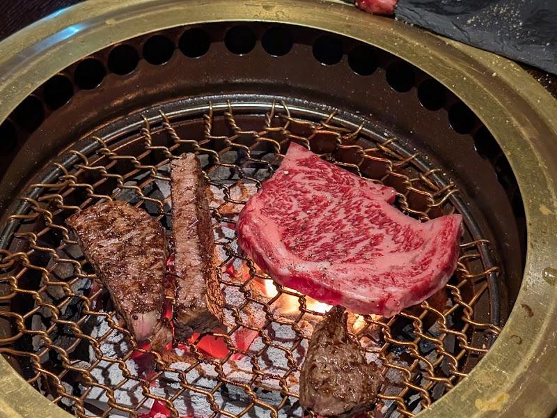 숯불 위에 구워지는 한우