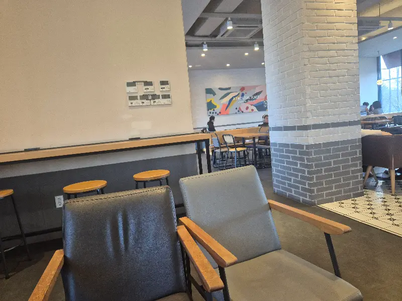 투썸 내부 좌석