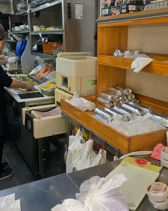 쉴 새 없이 만들어지는 김밥