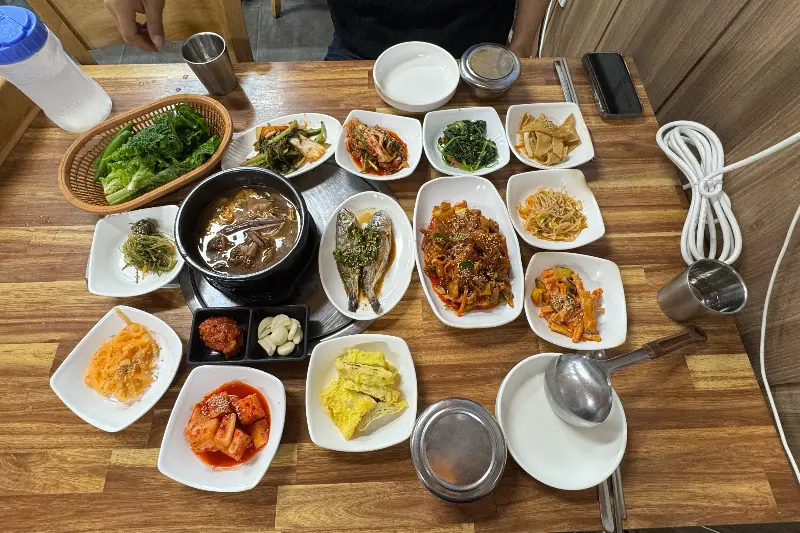 다채로운 반찬들