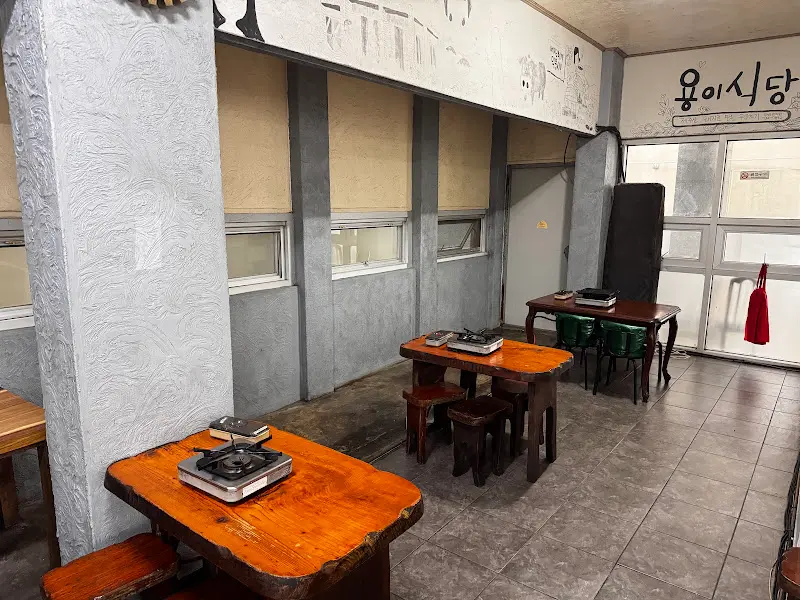 용이식당 내부 테이블