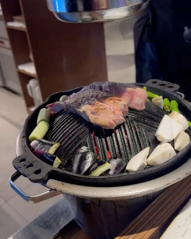 전문가의 손길로 구워지는 양갈비