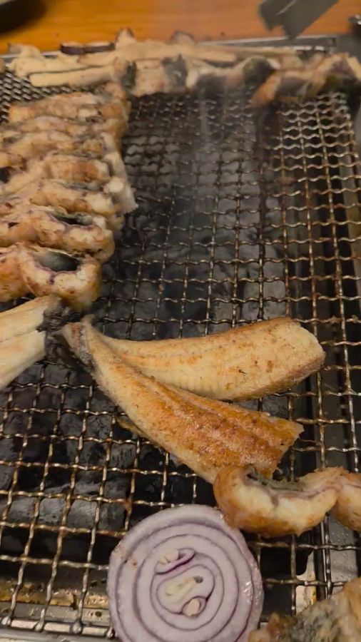 숯불 위에서 구워지는 장어와 양파