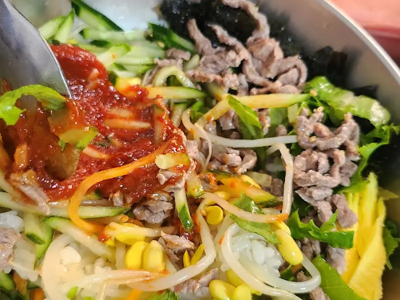 비빔밥 비비는 모습