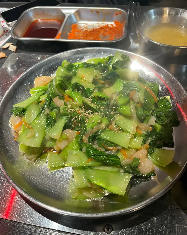 싱싱한 채소가 가득한 볶음 요리