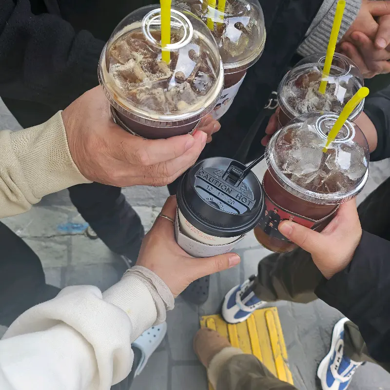 여러 잔의 음료