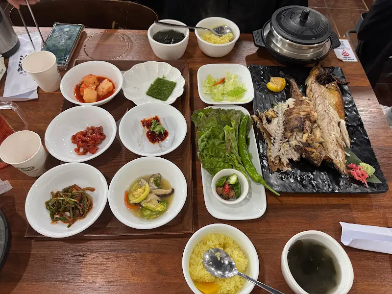 다양한 쌈 채소가 담긴 접시