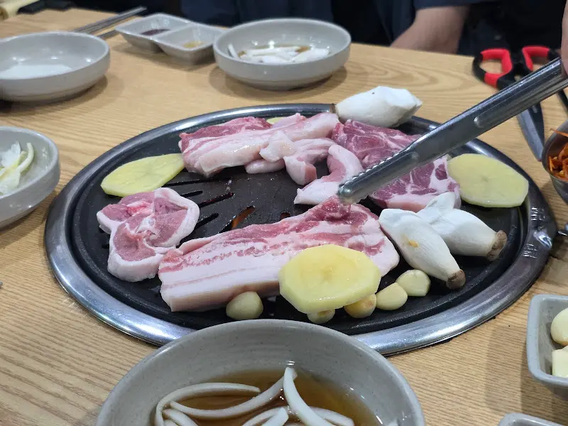 불판 위에서 익어가는 돼지 모듬