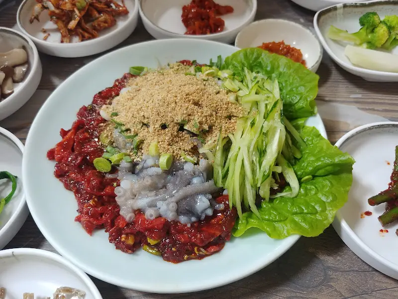 육회비빔밥의 클로즈업 샷