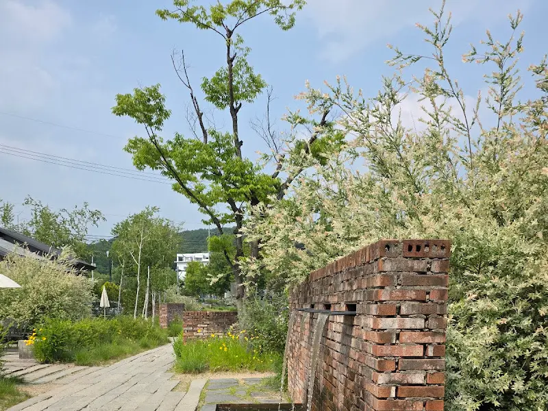 카페 외부 정원의 모습