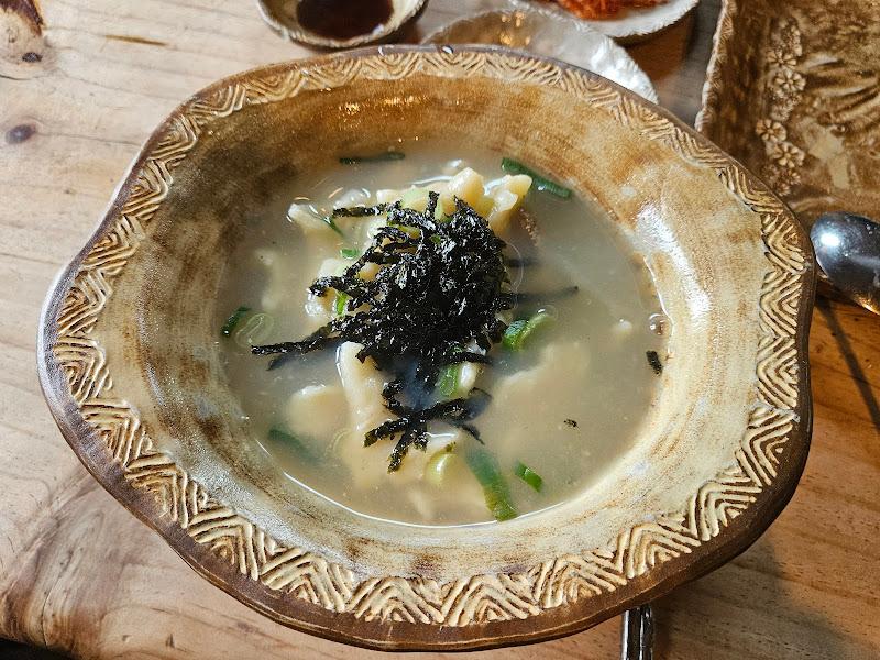 정갈하게 담긴 해물 수제비