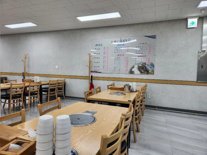 깔끔하고 넓은 식당 내부