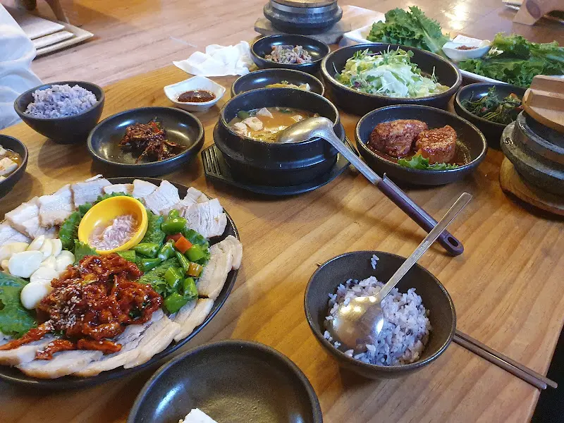 다양한 메뉴와 밑반찬