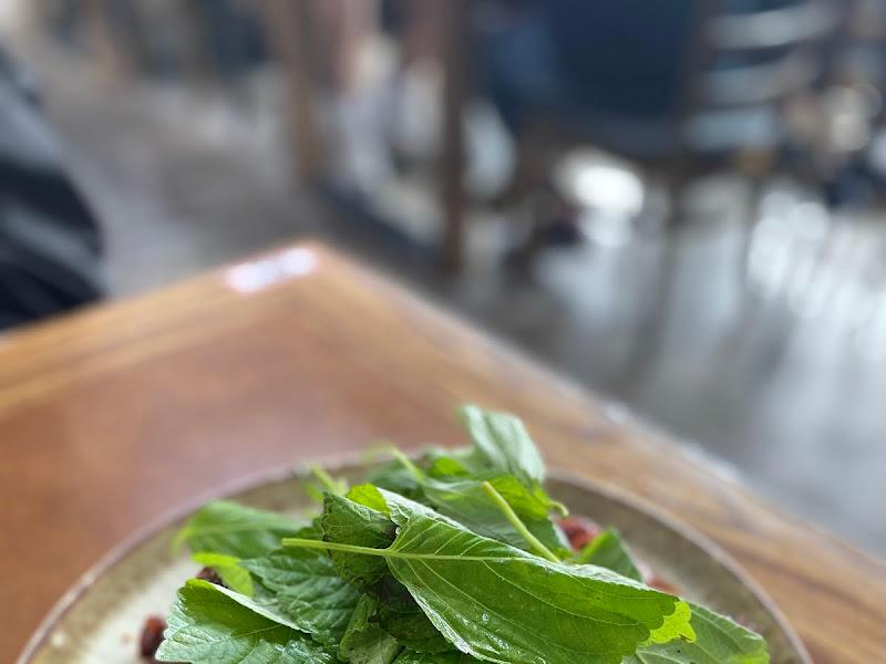 깻잎이 덮인 돌문어볶음의 모습