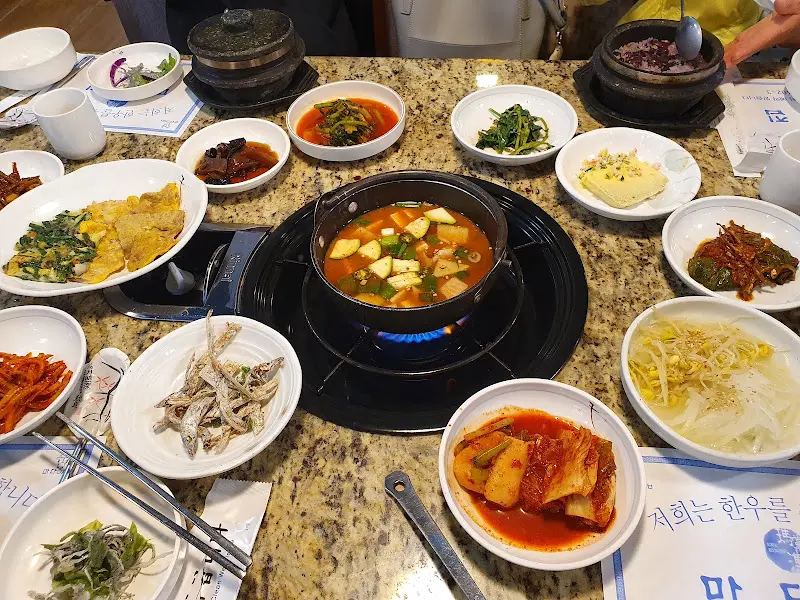 돌솥밥 정식 한상차림