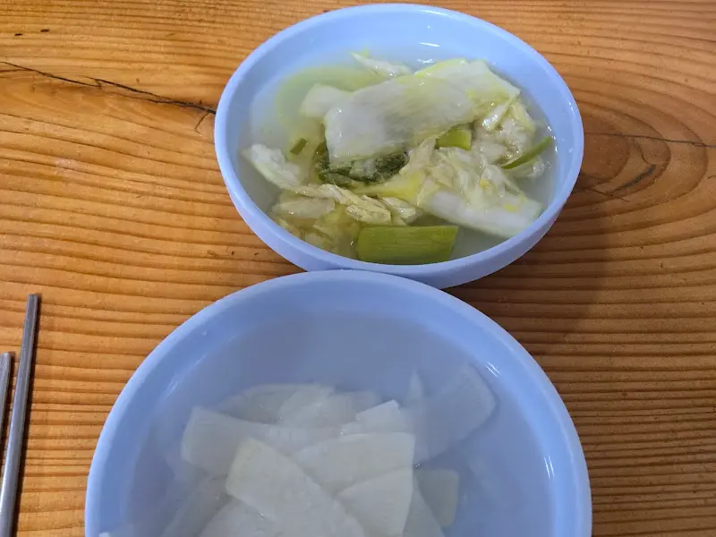 동치미 국물에 담긴 배추와 무