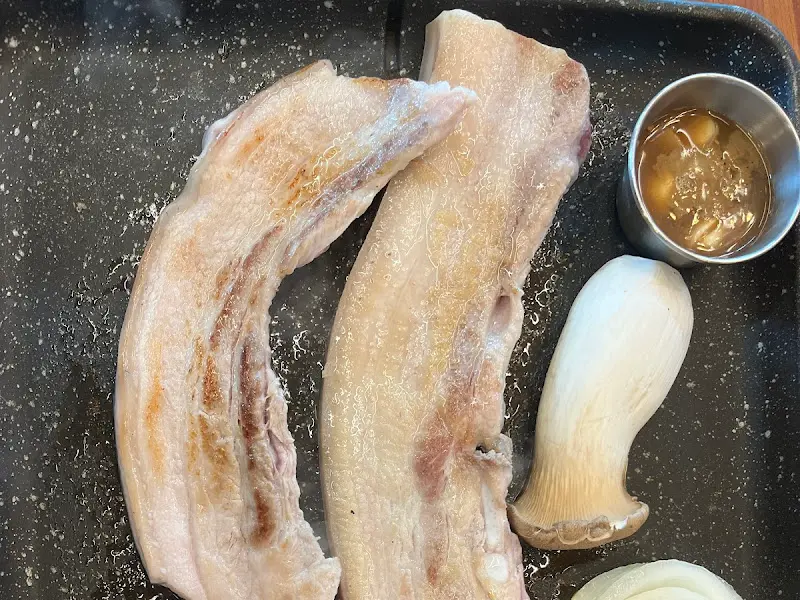 신선한 삼겹살과 버섯