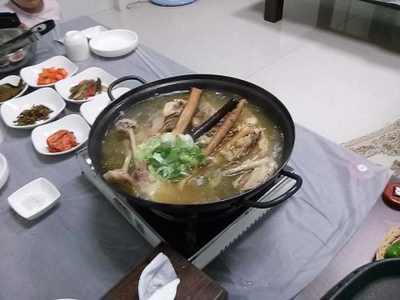 한약재가 듬뿍 들어간 닭백숙