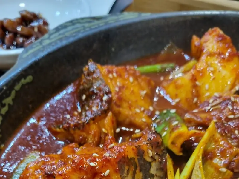 매콤한 양념이 시선을 사로잡는 흑태찜