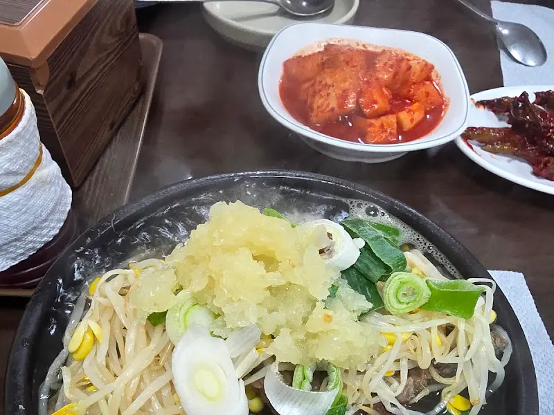 다진 마늘이 듬뿍 올라간 해장국