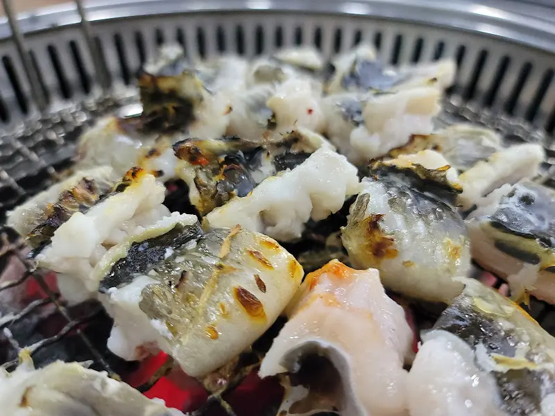 불판 위에서 익어가는 장어