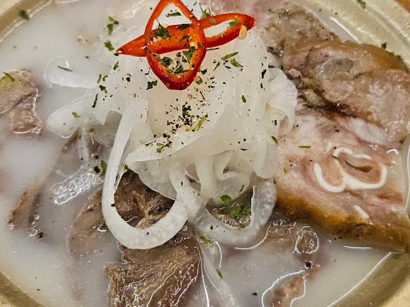 돔베고기와 파, 고춧가루가 어우러진 돔베국밥