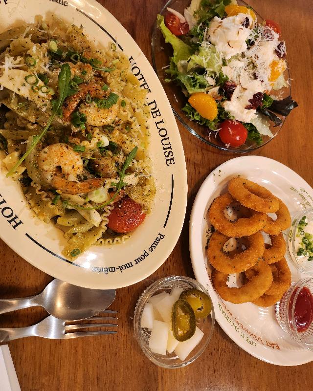 바질 파스타와 샐러드