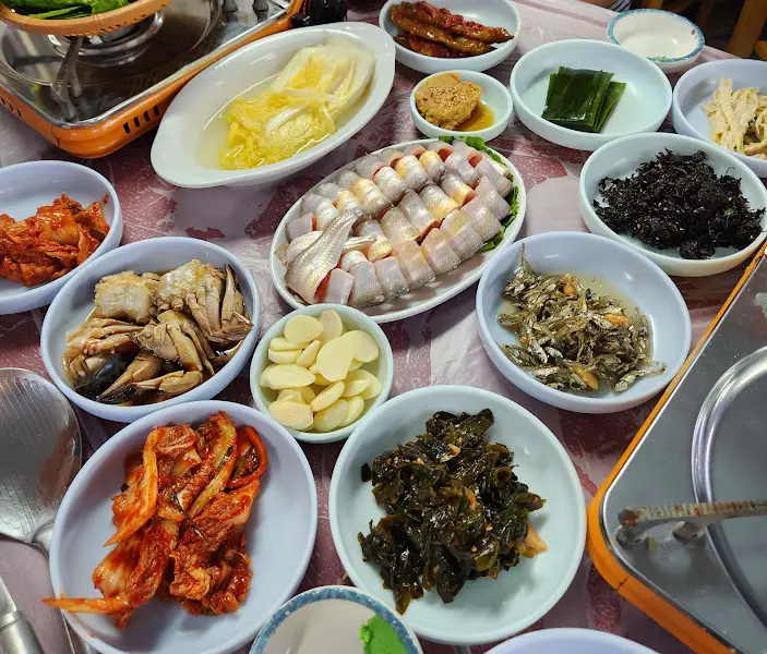 한상 가득 차려진 쫄복 요리