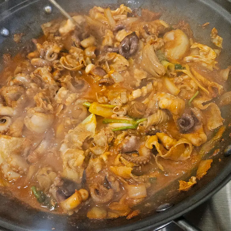 쭈꾸미, 양파, 양배추가 어우러진 매콤한 볶음