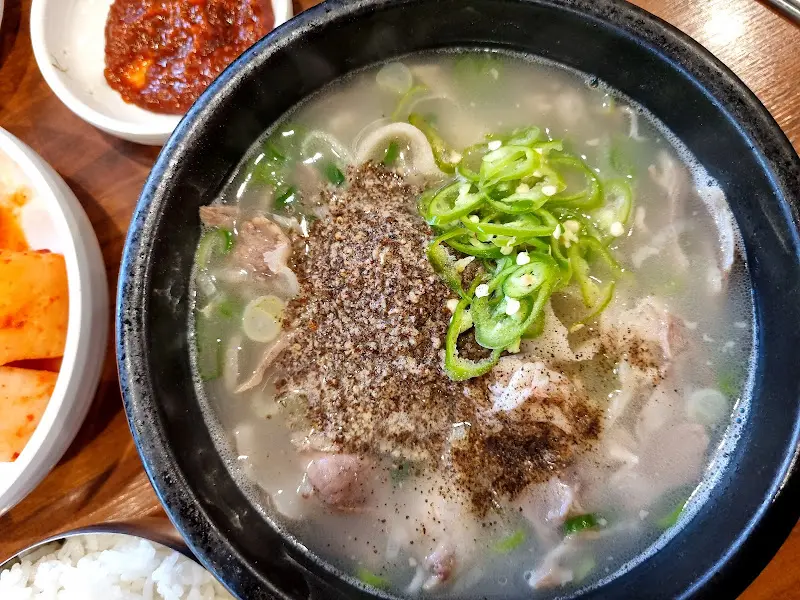 다진 고추와 들깨가루를 넣은 순대국