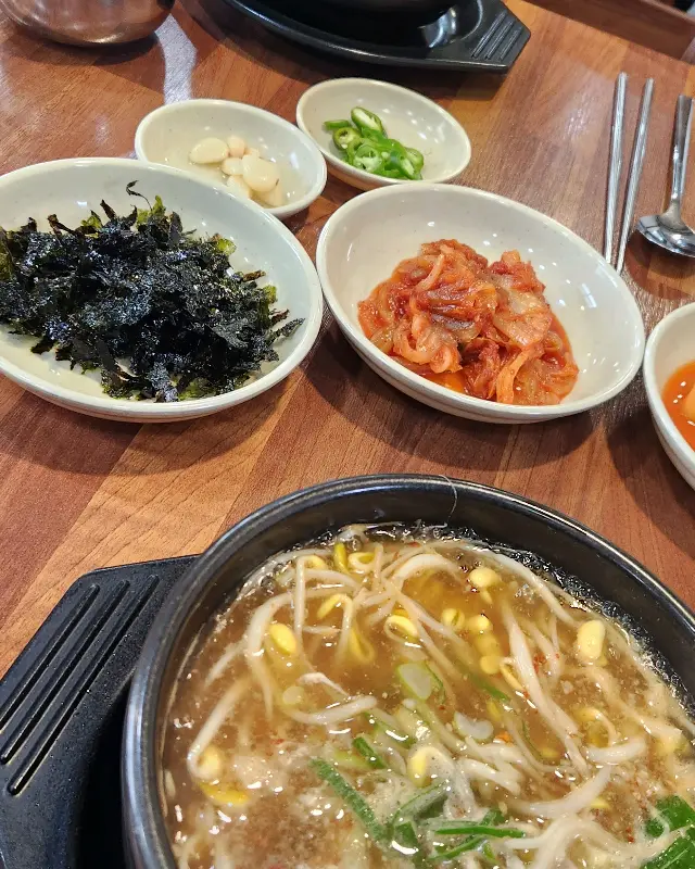 다양한 밑반찬과 추어탕