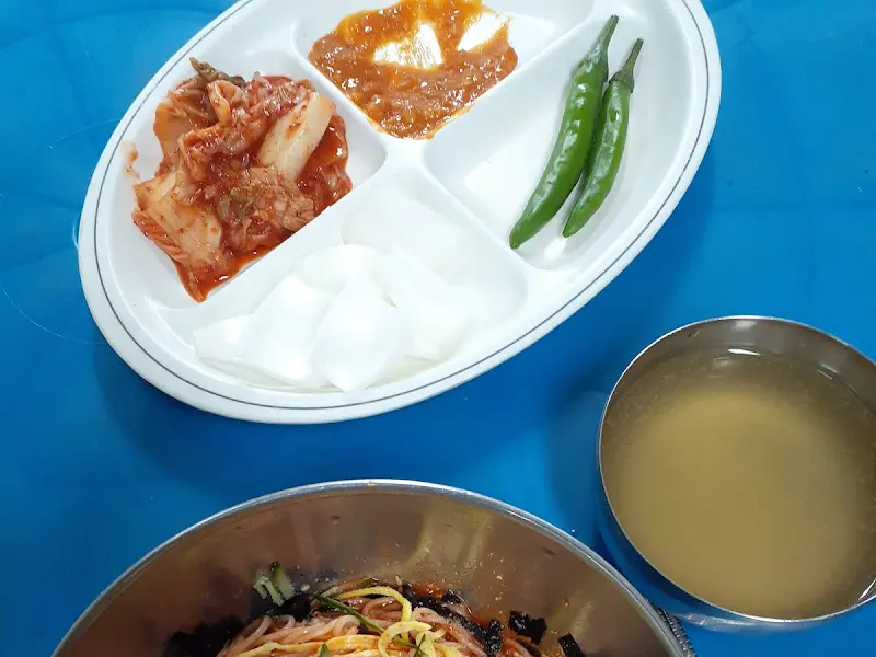 천일식당 비빔국수와 반찬