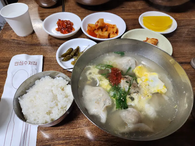 만두국과 푸짐한 밑반찬