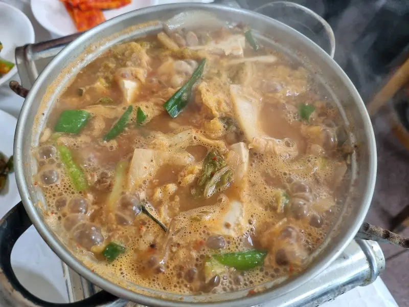 두부찌개가 끓고 있는 모습