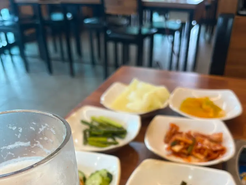 깔끔하게 정돈된 식당 내부