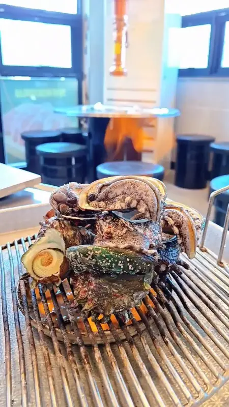 불판 위에서 익어가는 해산물