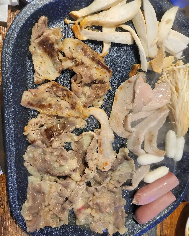 불판 위에 익어가는 고기