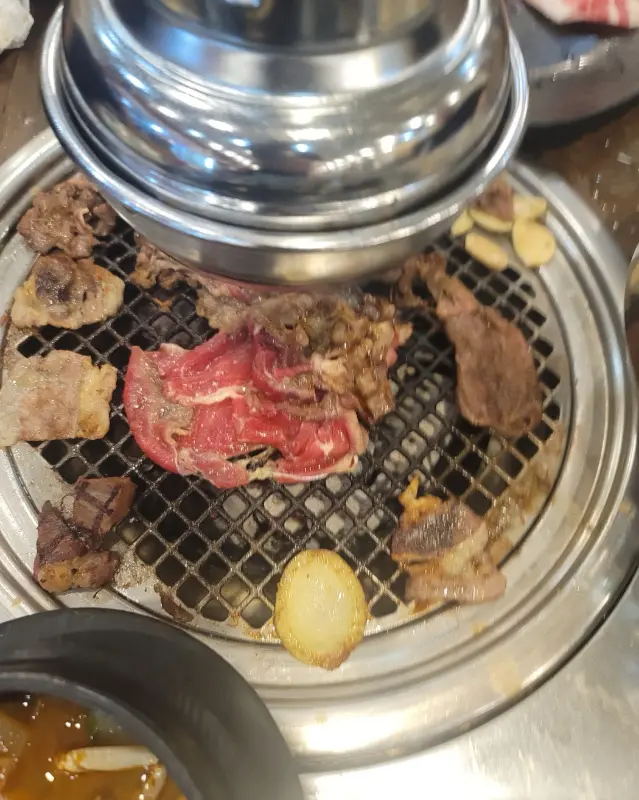 불판 위의 고기