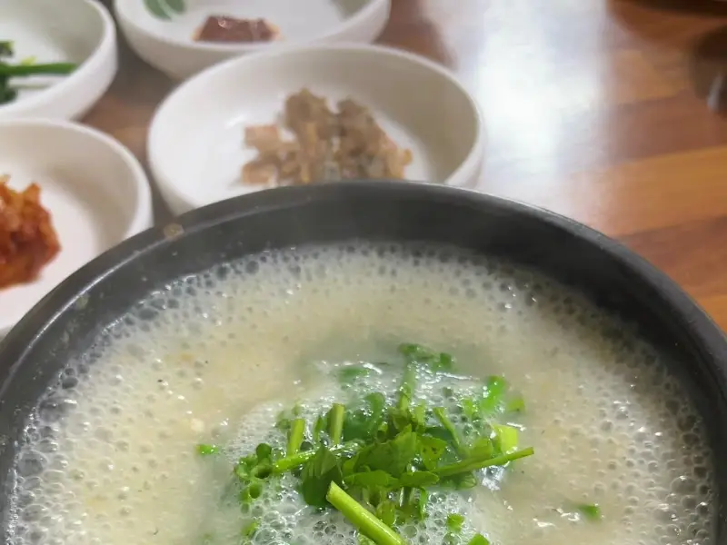 미나리가 듬뿍 올려진 쫄복탕